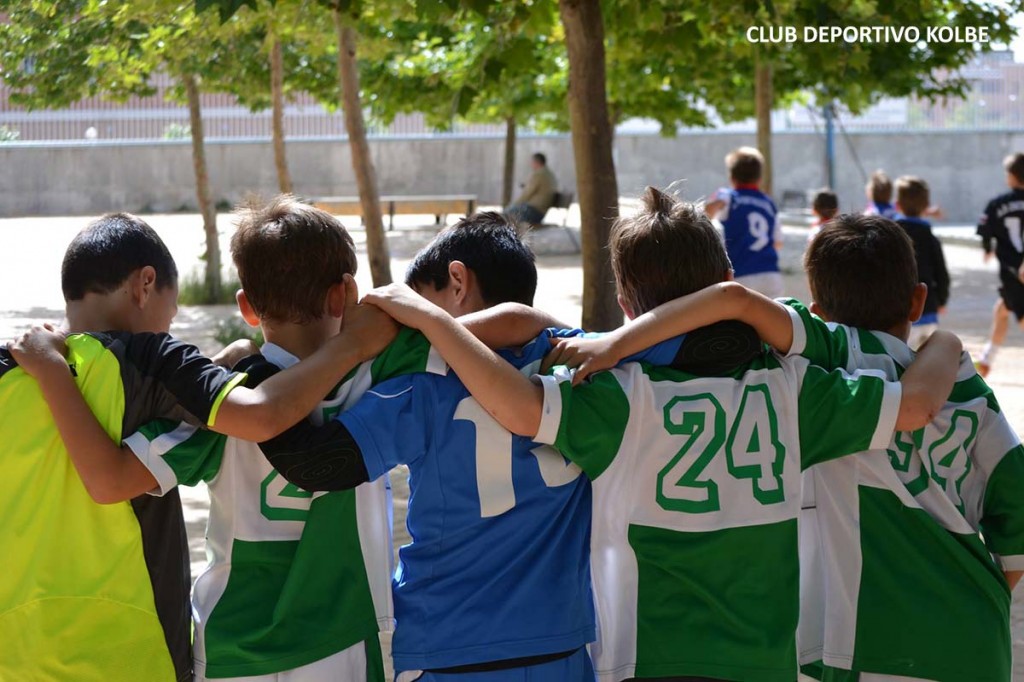 Niños abrazados