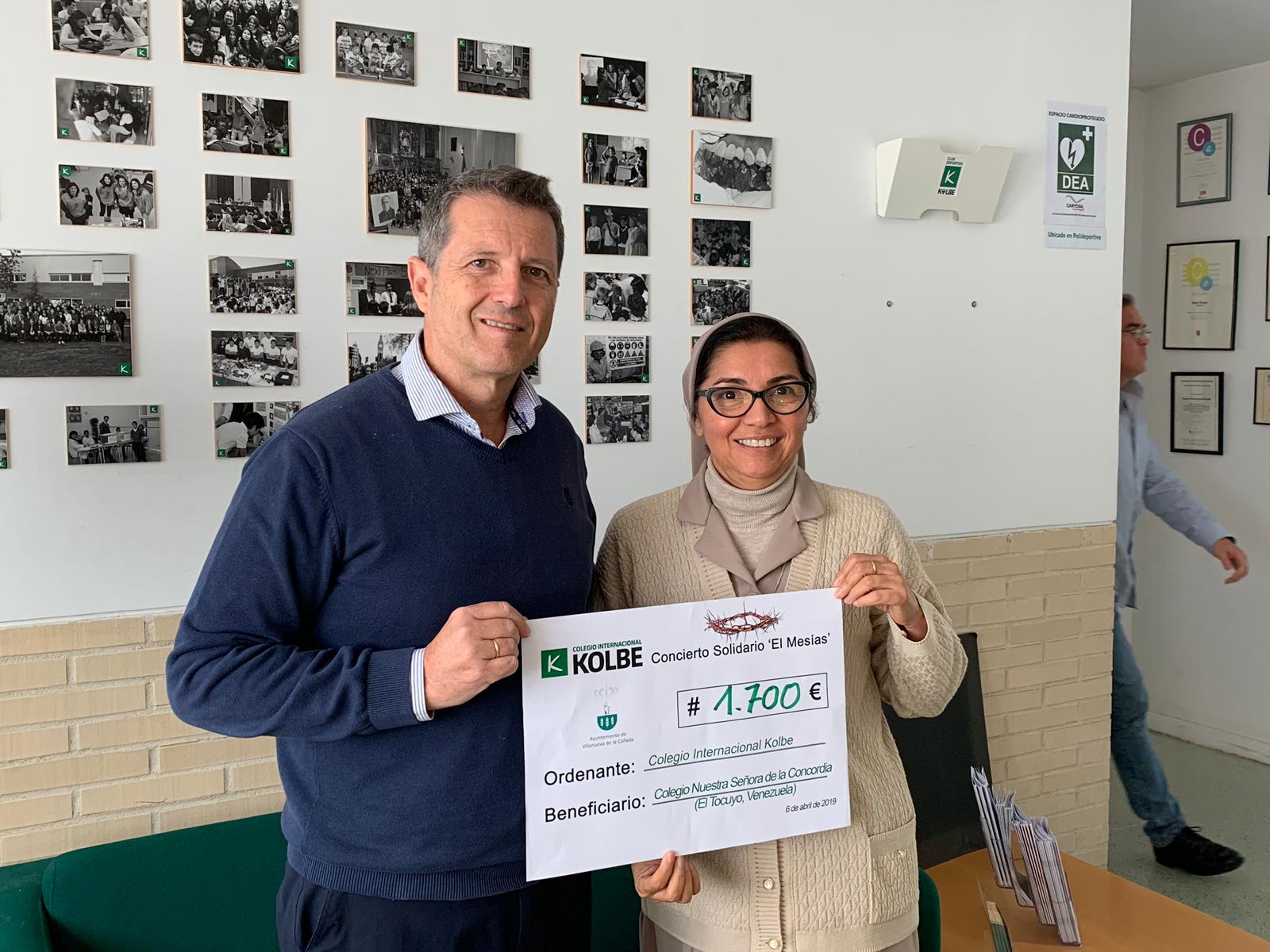 Ángel Mel entrega a Sor Rafaela Pérez un cheque a beneficio de su colegio en Venezuela