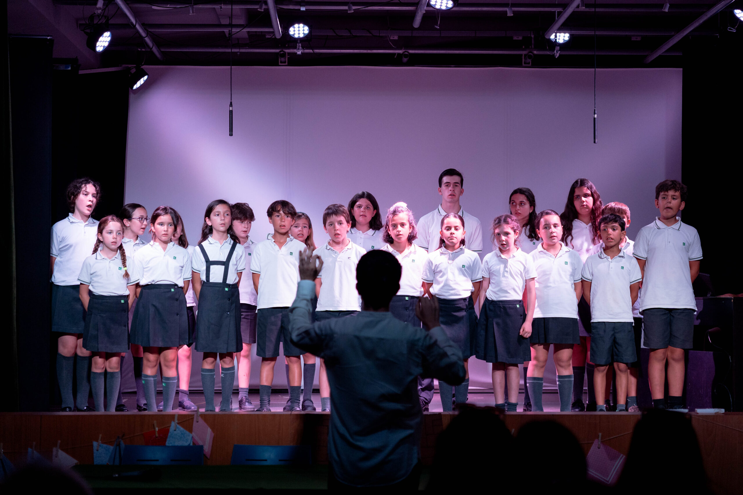 Coro Maximiliano Kolbe en el escenario del colegio