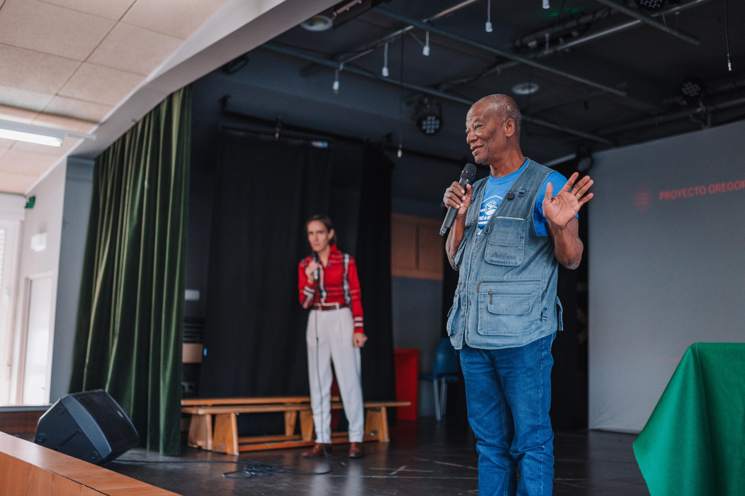 Grégoire Ahongbonon, con la traductora, en el salón de actos del Colegio Kolbe