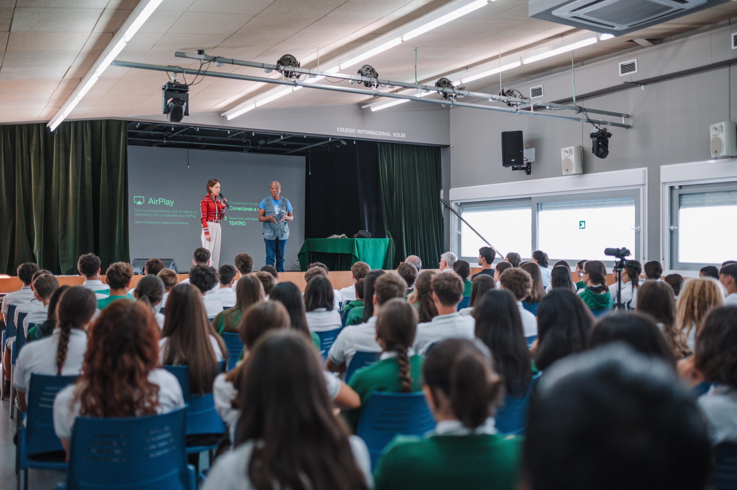 Charla de Grégoire Ahongbonon en el salón de actos del Colegio Kolbe