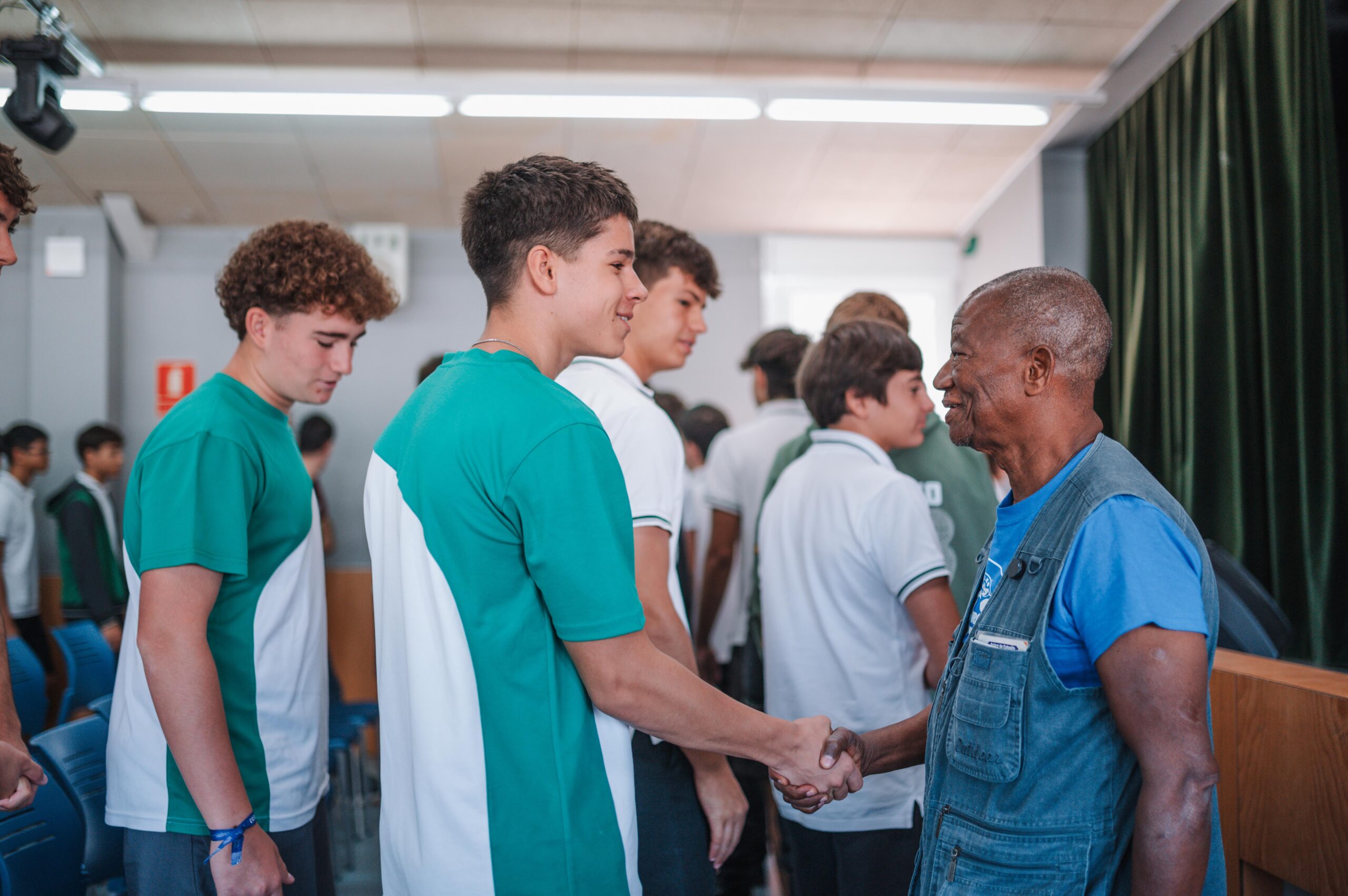 Grégoire Ahongbonon se despide al final del encuentro en el Colegio Kolbe